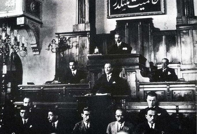 Mustafa Kemal Atatürk: Türkiye Cumhuriyeti'nin Kurucusu ve Kurtuluş Savaşı'nın Lideri