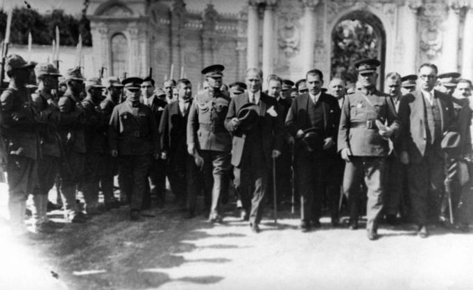 Mustafa Kemal Atatürk: Türkiye Cumhuriyeti'nin Kurucusu ve Kurtuluş Savaşı'nın Lideri