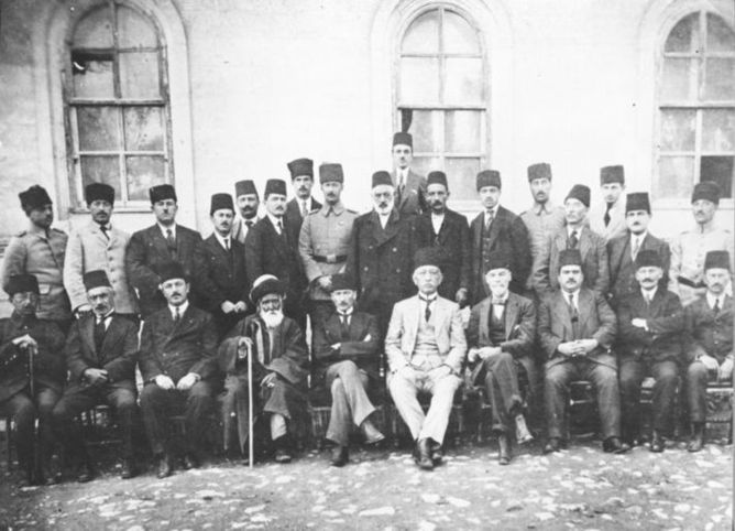Mustafa Kemal Atatürk: Türkiye Cumhuriyeti'nin Kurucusu ve Kurtuluş Savaşı'nın Lideri